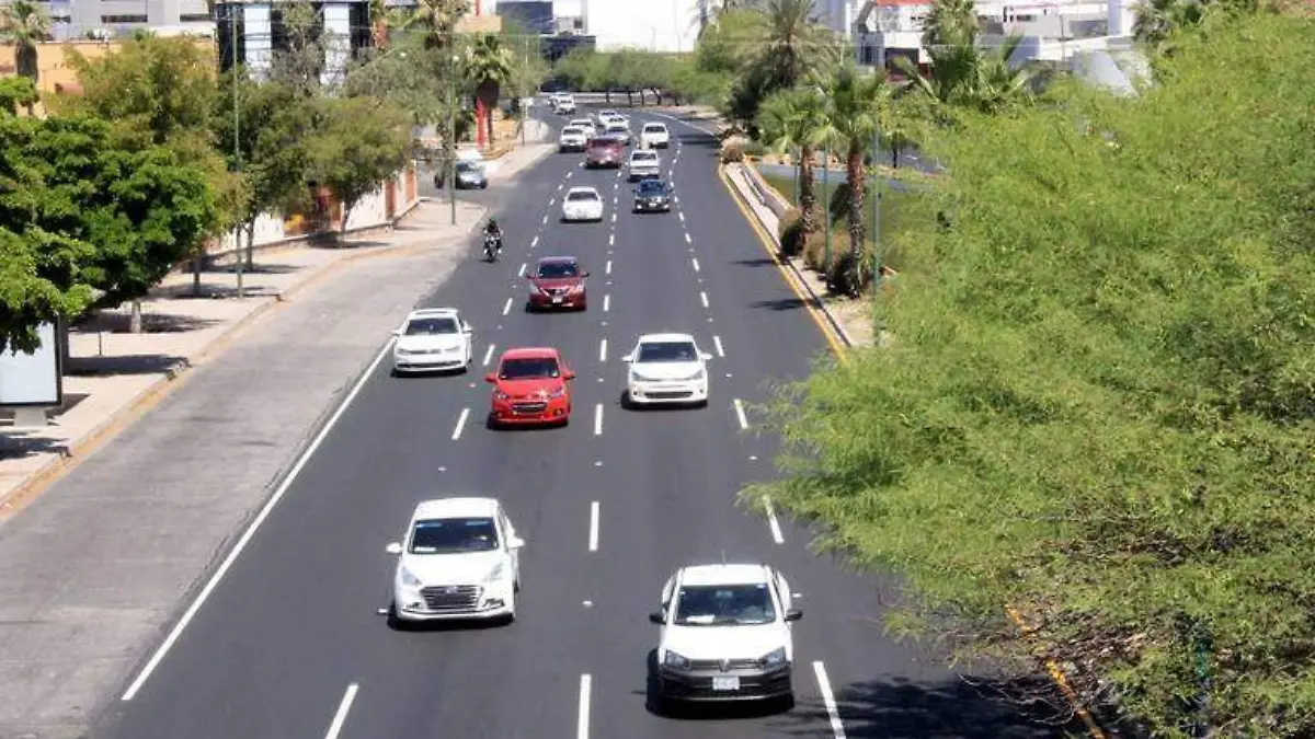 Tráfico bulevar tránsito carros autos